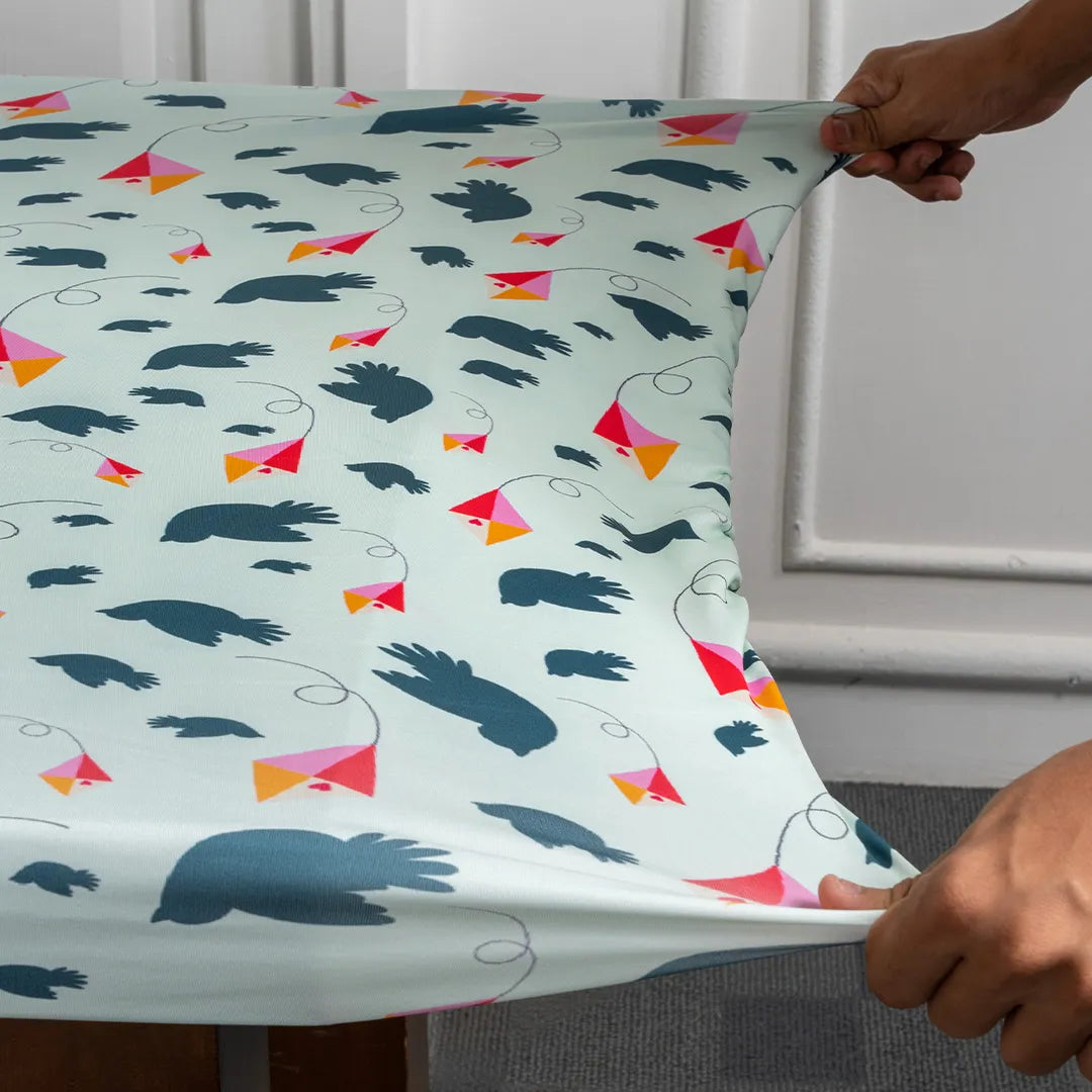 DivineTrendz Exclusive - Birds And Kites Elastic Table Cover
